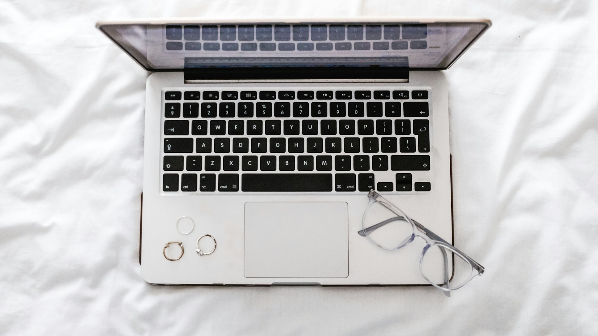 Illustration showing laptop ventilation obstructed by fabric surfaces